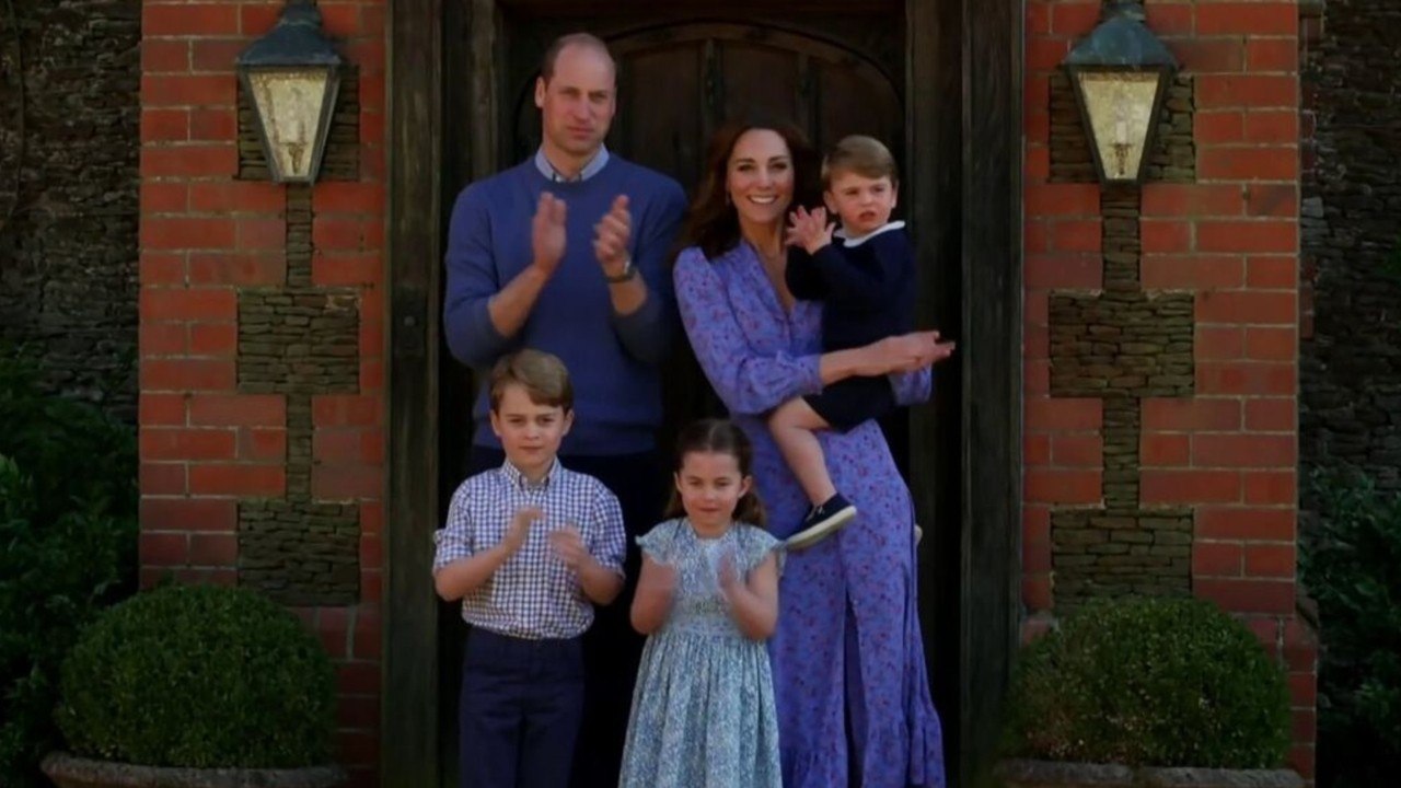 GALA VIDEO -George, Charlotte et Louis vont suivre les pas de la reine dans sa grande passion… Elizabeth II aux anges