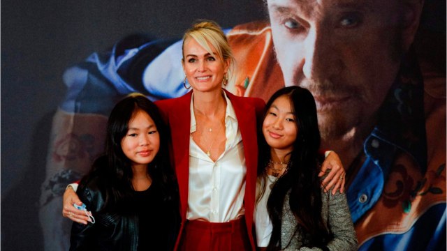 GALA VIDEO - Laeticia Hallyday à Paris : le clin d’œil de Joy « attendant maman