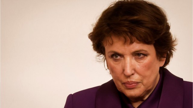 GALA VIDEO - « Vous n'avez rien d'autre à faire ? : Roselyne Bachelot décore Michel Sardou et se fait fustiger