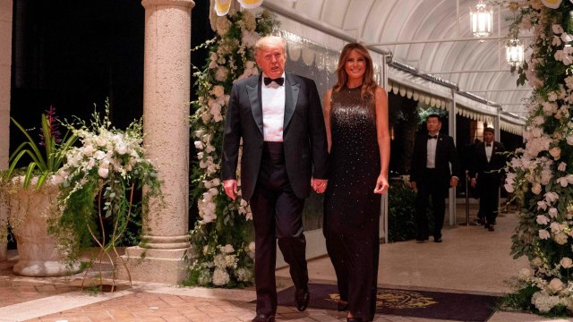 GALA VIDEO - Melania Trump souriante et glamour pour un mariage surprise à Mar-a-Lago