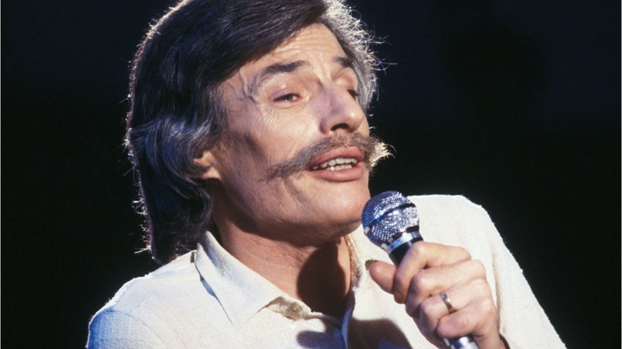 GALA VIDEO - Jean Ferrat : retour sur sa belle histoire d'amour avec Colette