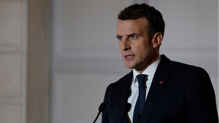 GALA VIDEO - Emmanuel Macron mécontent du livre d’Alain Duhamel ? Confidences…