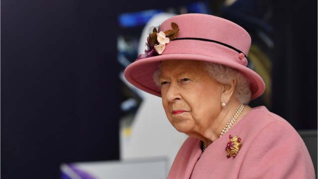 GALA VIDEO - Elizabeth II diabolisée, Meghan Markle comparée à George Floyd… Charlie Hebdo fait scandale en Angleterre.