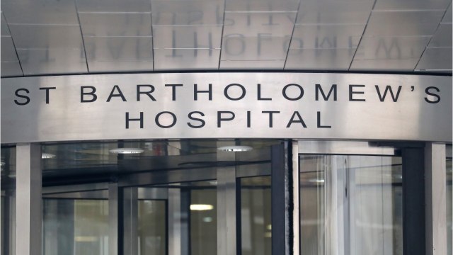 GALA VIDEO - Le prince Philip opéré : Buckingham tente de rester rassurant