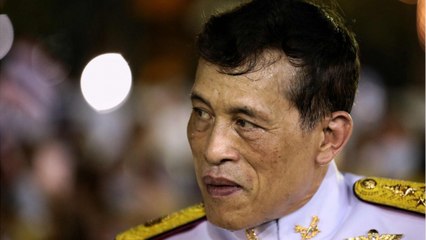 GALA VIDEO - Roi de Thaïlande : son fils répudié sort de l'ombre.