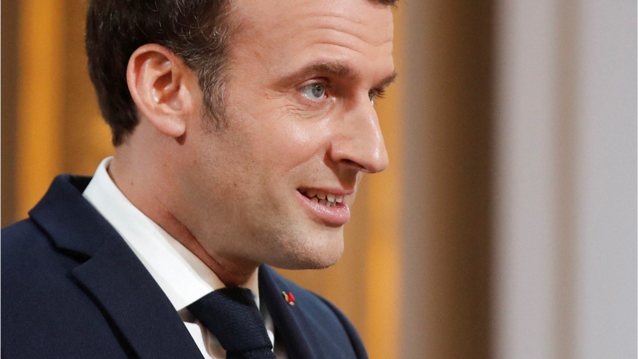 GALA VIDEO - Quand Emmanuel Macron « met les mains dans le cambouis "