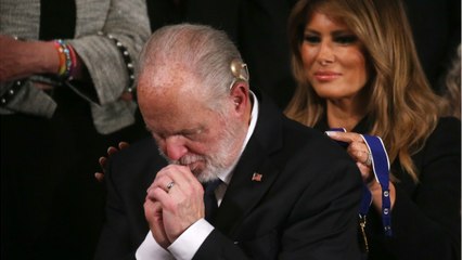 GALA VIDÉO - « Il s'est moqué des morts du sida " : Melania Trump lynchée après un hommage controversé.