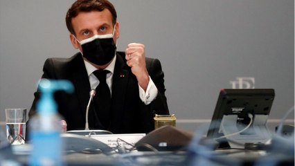 GALA VIDEO - ­­­Emmanuel Macron alarmiste : « Nous sommes dans une pandémie au sein de la pandémie "