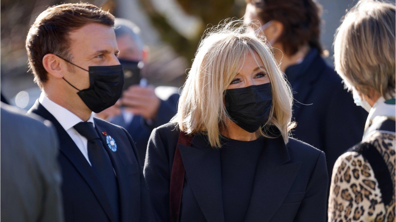 GALA VIDEO - « Clins d’œil et sourires doux " : le petit jeu d'Emmanuel et Brigitte Macron amuse
