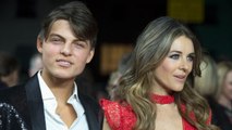 GALA VIDEO - Liz Hurley photographiée topless par son fils de 19 ans : scandale en Angleterre