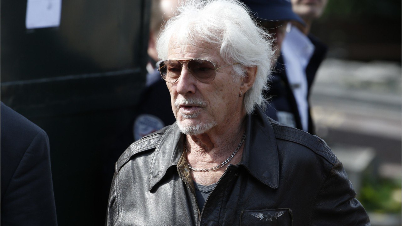 GALA VIDEO - « Je ne suis pas polygame " : Hugues Aufray en colère contre « une déferlante immonde "