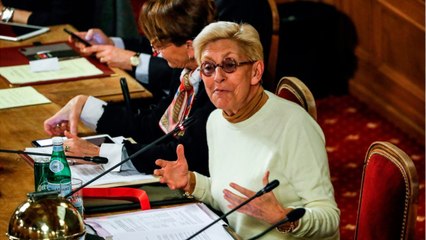 GALA VIDEO - Inceste : Isabelle Balkany partage son « immense colère " sur Twitter