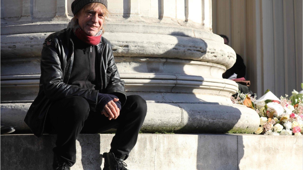 GALA VIDEO - Jean-Louis Aubert opéré du coeur : il est sorti de l'hôpital « cassé en deux "