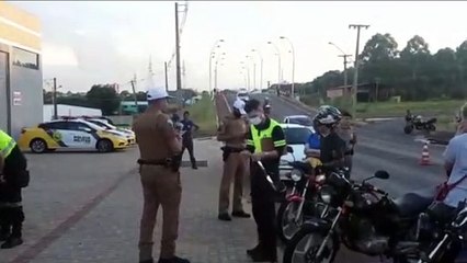 Blitz: Em 180 abordagens, duas pessoas são presas e 34 cigarros de maconha são encontrados