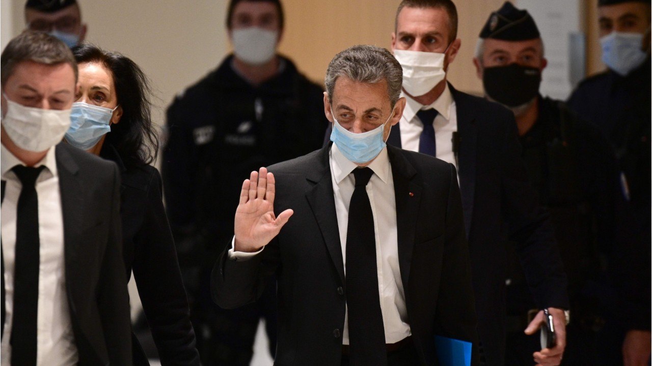 GALA VIDEO - Nicolas Sarkozy ose une petite blague à son procès : la salle hilare