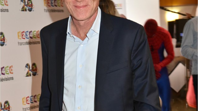 GALA VIDEO - Christophe Hondelatte dans une situation « handicapante … Il renonce à l'antenne d'Europe 1.