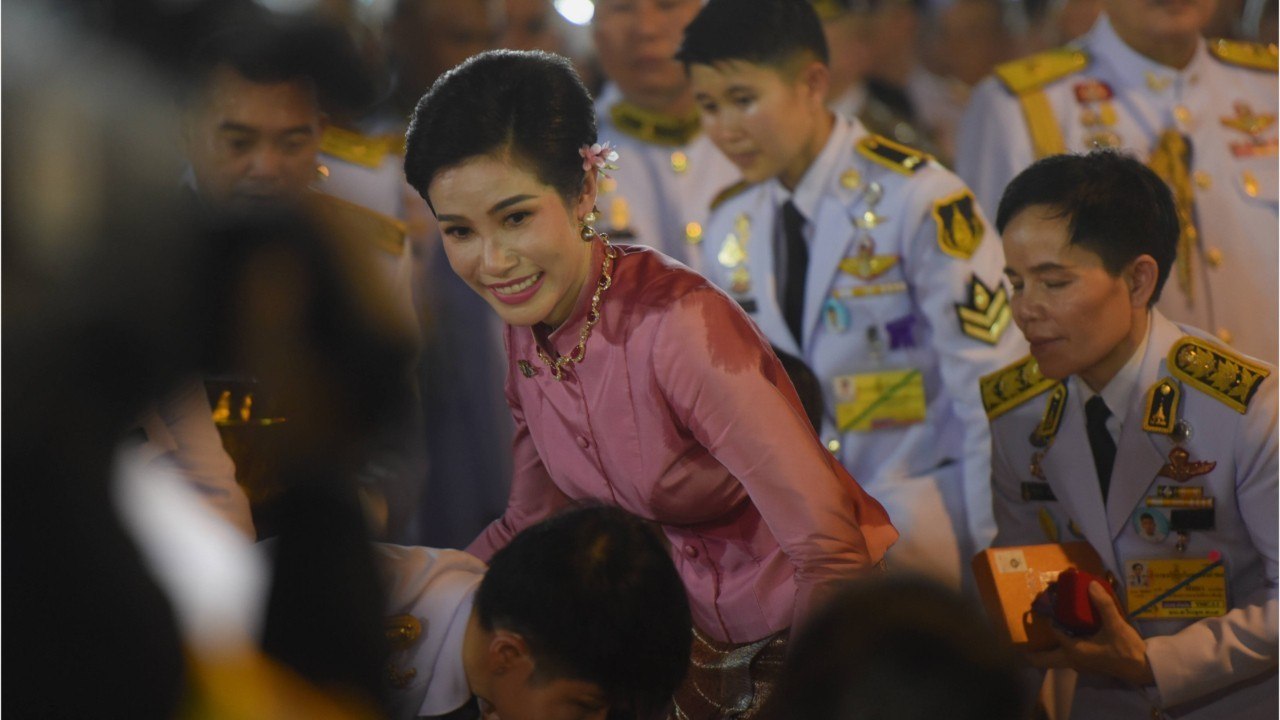 GALA VIDEO - Roi de Thaïlande : sa sulfureuse maîtresse Sineenat, son va-tout pour tenir le royaume