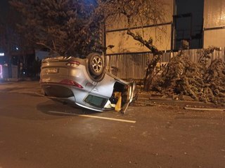 Kaldırıma çıkan otomobil, ağaca çarpıp takla attı