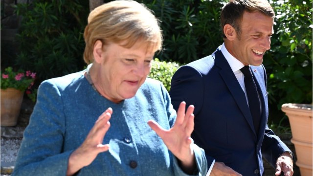 GALA VIDEO - Emmanuel Macron et Angela Merkel : ces petites retrouvailles au bar de leur hôtel.