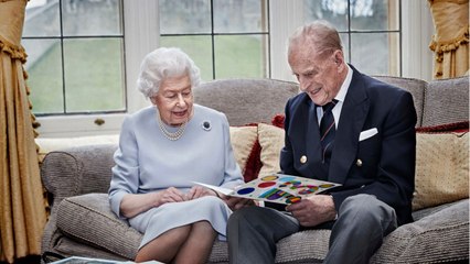 GALA VIDEO - Kate Middleton et William : pourquoi la reine hésite à les inviter pour Noël