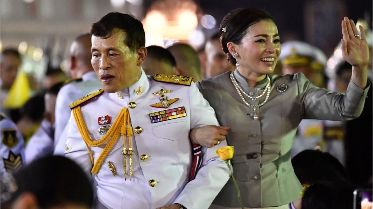 GALA VIDEO - Roi de Thaïlande : son épouse Suthida corvéable jusqu'au ridicule