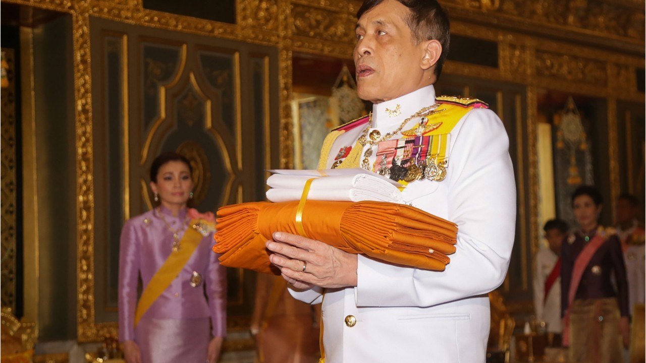 GALA VIDEO - Roi de Thaïlande : enfin sortie de prison, sa maîtresse s’offre sa première apparition officielle