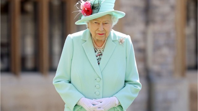GALA VIDEO - Elizabeth II fait ses valises et abandonne le prince Philip