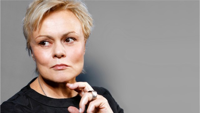 GALA VIDÉO - Muriel Robin s'en prend avec virulence à Emmanuel Macron