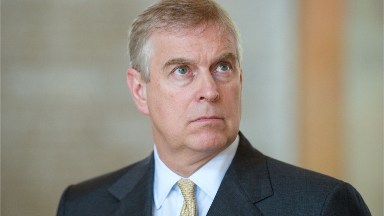 GALA VIDEO - Le prince Andrew au ban de la famille royale : il est écarté des photos de famille