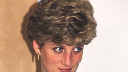 GALA VIDEO - Oups ! Diana : Cet objet coquin caché dans son sac lors de sa rencontre avec Jacques Chirac