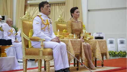 GALA VIDEO - Le roi de Thaïlande a (provisoirement) quitté son harem en Allemagne