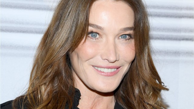 GALA VIDEO - Carla Bruni attendrie par sa fille Giulia : la fillette est prête pour la baignade.