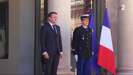 GALA VIDÉO - Emmanuel Macron “s’en fiche” : le président indifférent aux bisbilles dans son parti