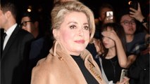 GALA VIDEO - Catherine Deneuve chahutée par des fans : cette scène surréaliste à l’aéroport.