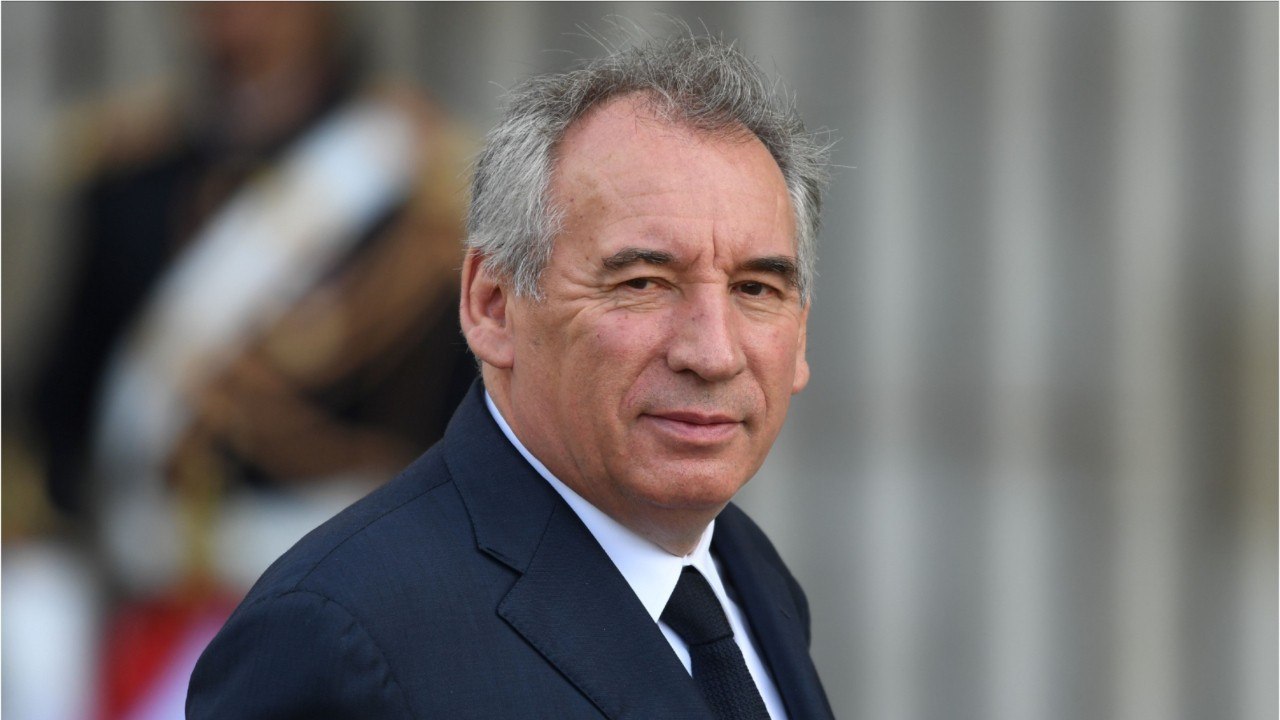 GALA VIDEO - François Bayrou, « un traître " ? Il répond sèchement à Nicolas Sarkozy
