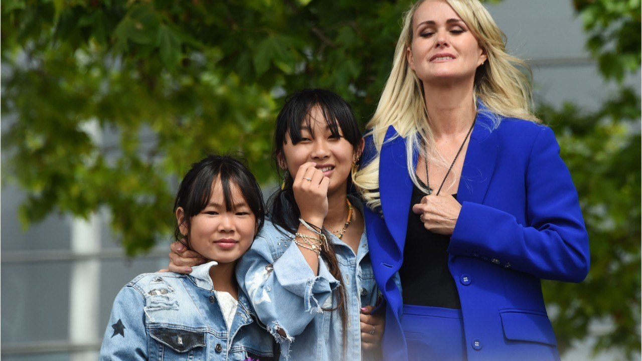 GALA VIDEO - Jade Hallyday à Paris avec Laetici...