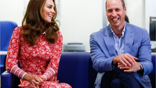 GALA VIDEO - Kate Middleton : le prince William oublie sa fille Charlotte, la duchesse montre les crocs