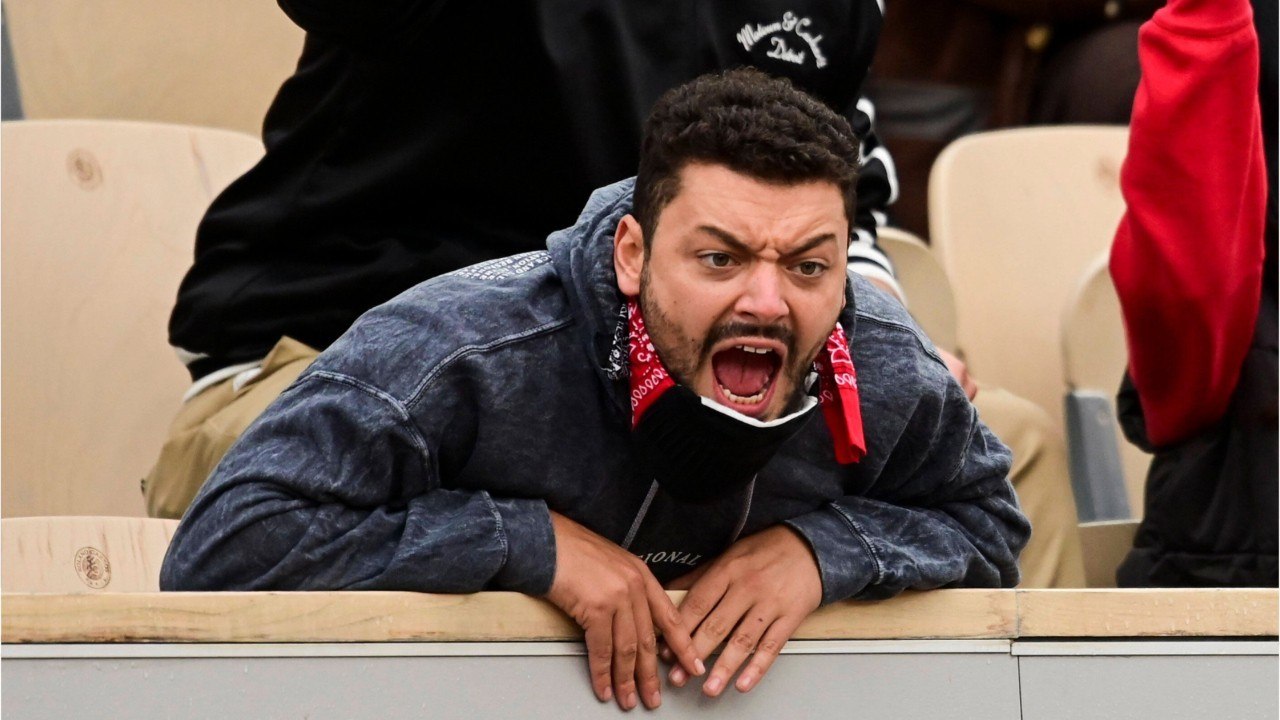 GALA VIDEO - Kev Adams (Mask Singer) : cette petite allusion à son ex, Iris Mittenaere, très remarquée