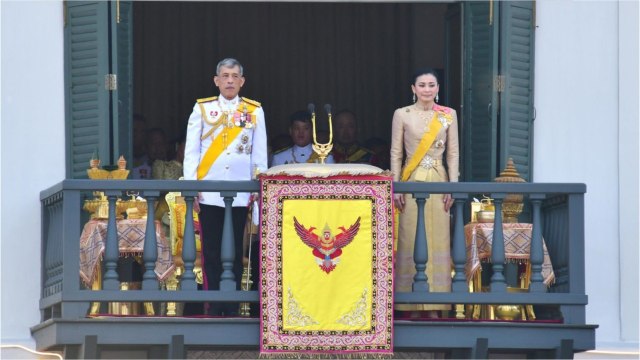 GALA VIDÉO - Le roi de Thaïlande : cette folle rumeur sur son fils de 15 ans