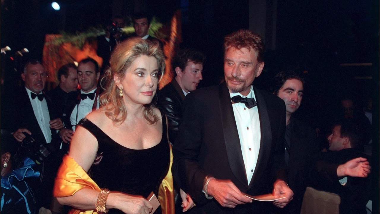GALA VIDEO - Laeticia Hallyday face aux révélations sur Catherine Deneuve et Johnny : l’humiliation de trop ?