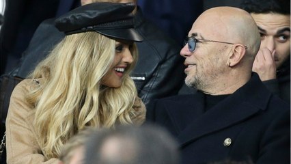 GALA VIDEO - Pascal Obispo et sa femme Julie : c'est l'amour à la plage !