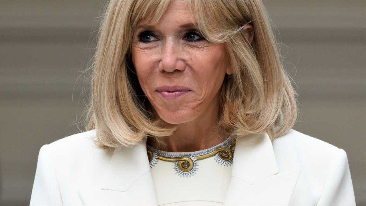 GALA VIDÉO - Brigitte Macron : ce fol été aux côtés de… Michel Sardou et Patrick Balkany