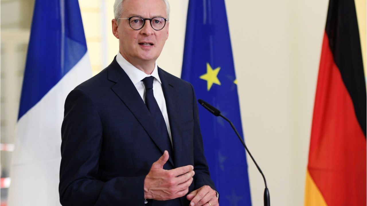 GALA VIDEO - Bruno Le Maire vendeur de voitures ? Cette image qui fait parler