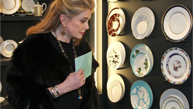 GALA VIDEO - Catherine Deneuve, l’amour caché de Johnny Hallyday ? Ce geste intrigant pour les obsèques du rockeur