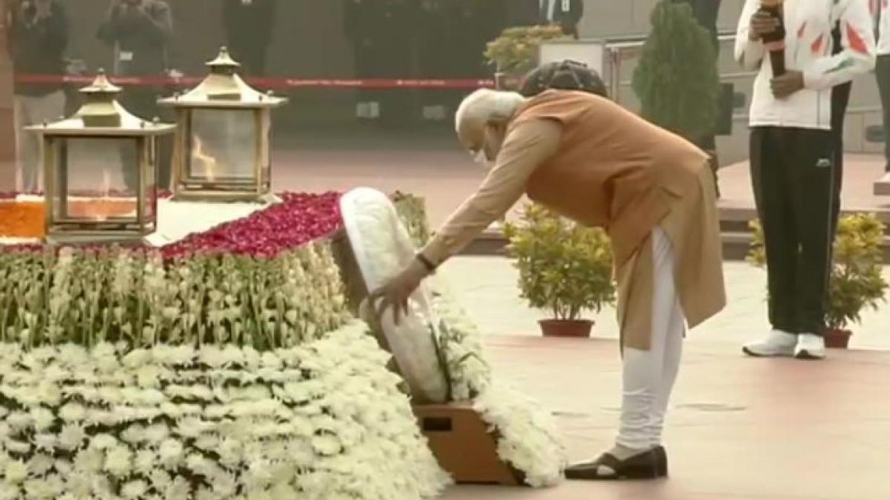 PM Modi pays tribute to 1971 war martyrs on Vijay Diwas