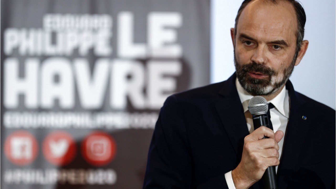 GALA VIDEO - Edouard Philippe “sexy” avec sa barbe blanchie : ces étonnants messages sur Facebook
