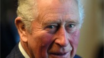 GALA VIDEO - Le prince Charles : ces photos sur son bureau intriguent, Meghan et Harry absents