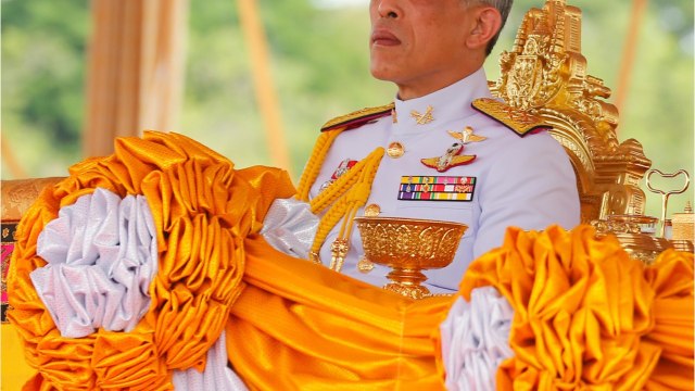 GALA VIDEO - Ce cadeau délirant du roi de Thaïlande à sa femme pour leur anniversaire de mariage