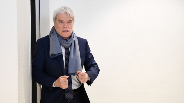 GALA VIDEO - Bernard Tapie risque de perdre son hôtel particulier de la rue des Saints-Pères