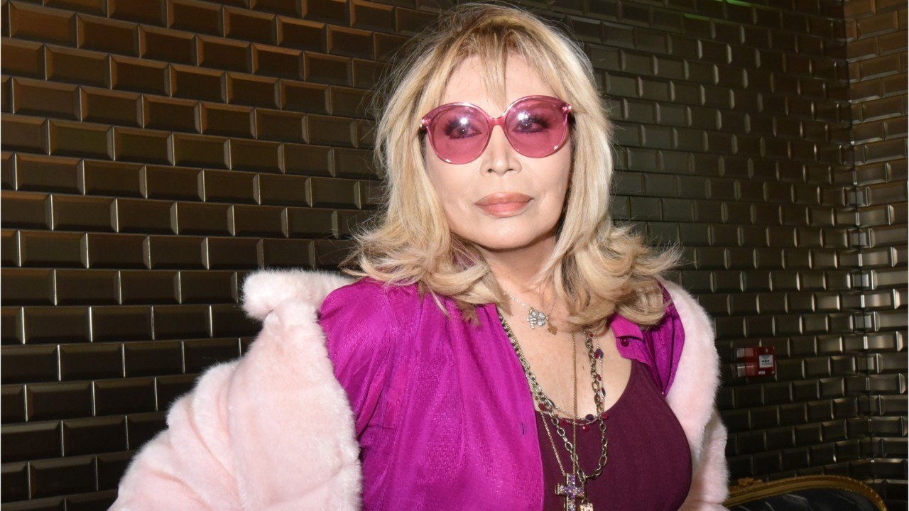 GALA VIDEO : Amanda Lear pleine d'humour : son hommage décalé à Dali